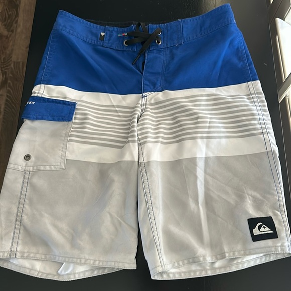 Boys Quiksilver board shorts size 25. - Picture 1 of 2